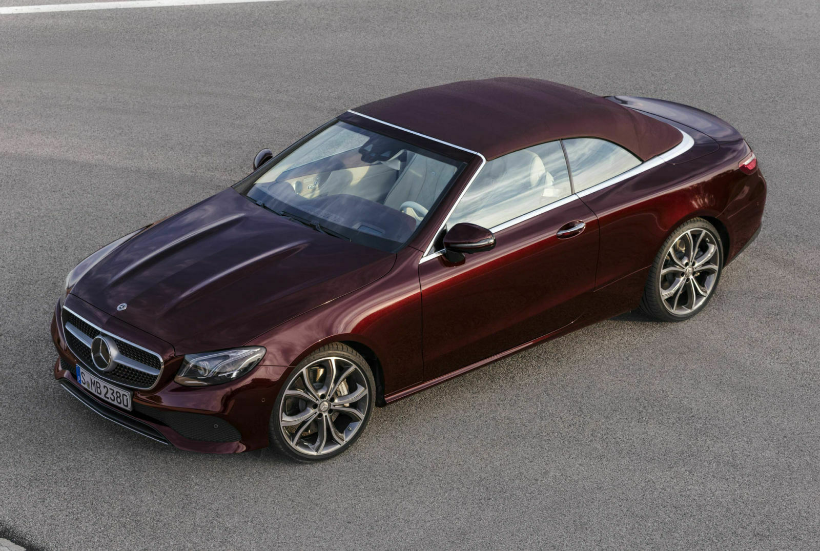 Das Verdeck bietet Mercedes in den Farben Dunkelbraun, Dunkelblau, Dunkelrot oder Schwarz an