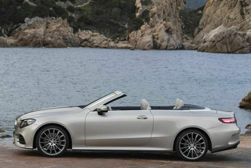 Serienmäßig liegt das Cabrio 15 Millimeter tiefer als die Limousine, drei Fahrwerke stehen zur Auswahl