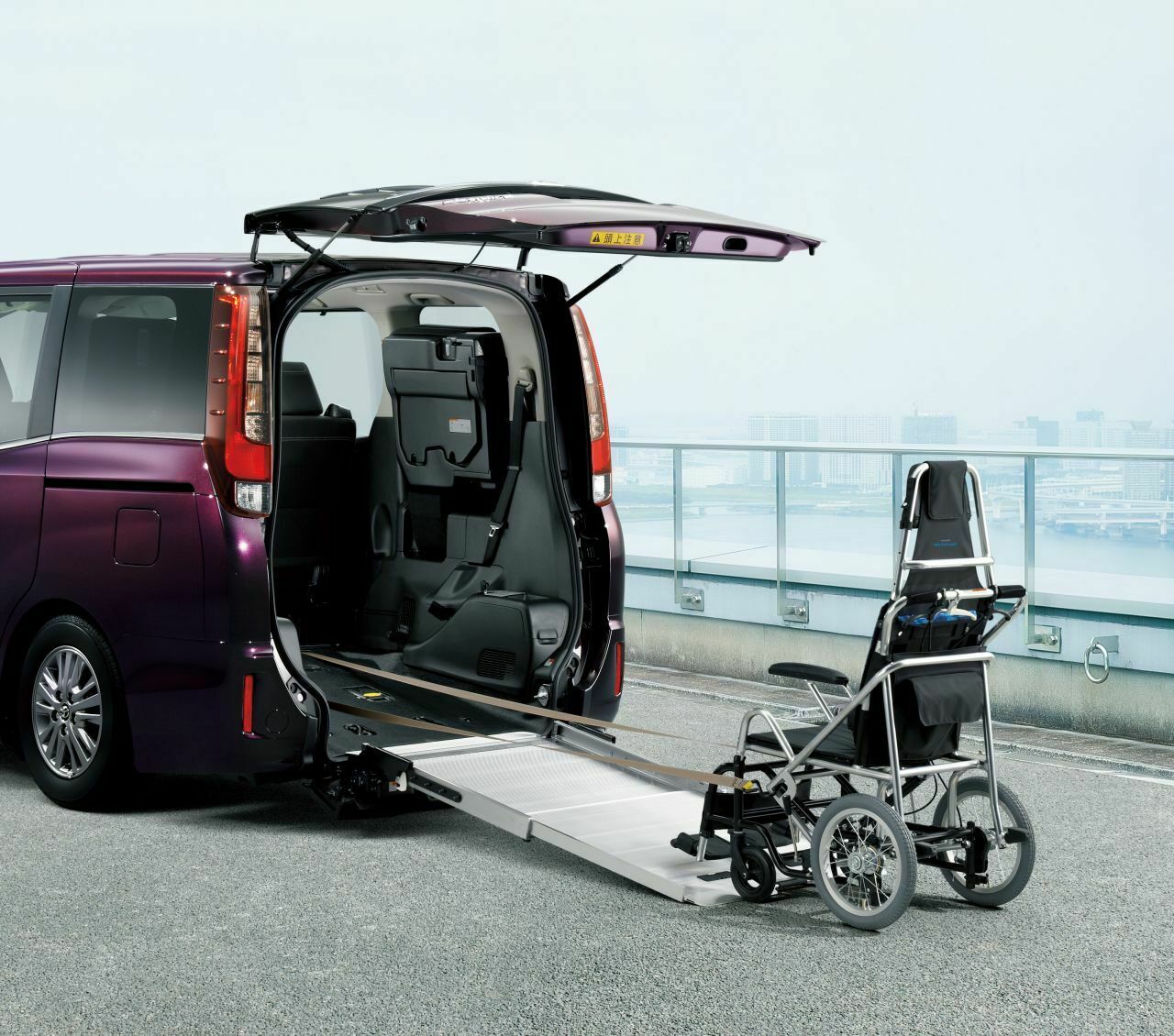Auch für behindertengerechte Mobilität eignet sich der geräumige Van. Toyota bietet deshalb Nachrüstungen für diese Zielgruppe an