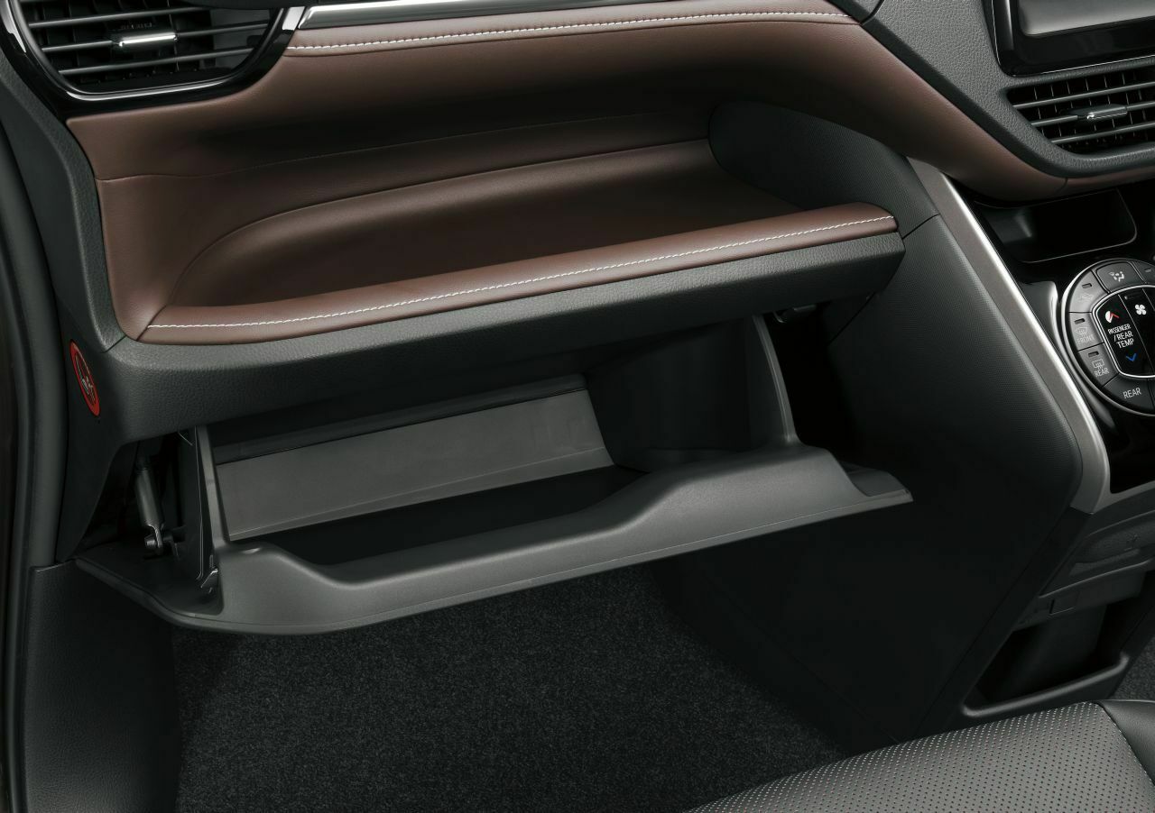 Toyota Esquire: Kunstlederbezogene Mittelkonsole