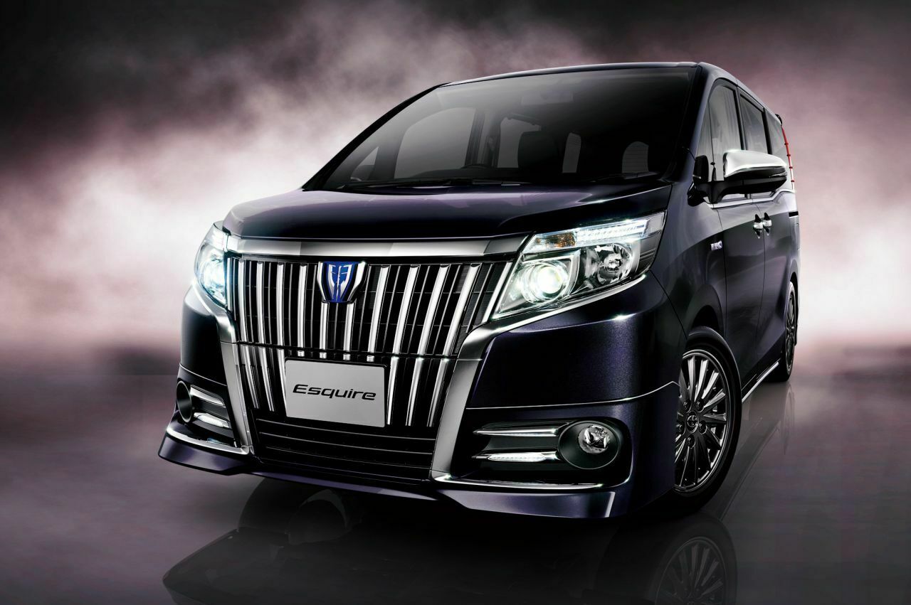 Toyota Esquire: Kleiner Van mit großem Grill