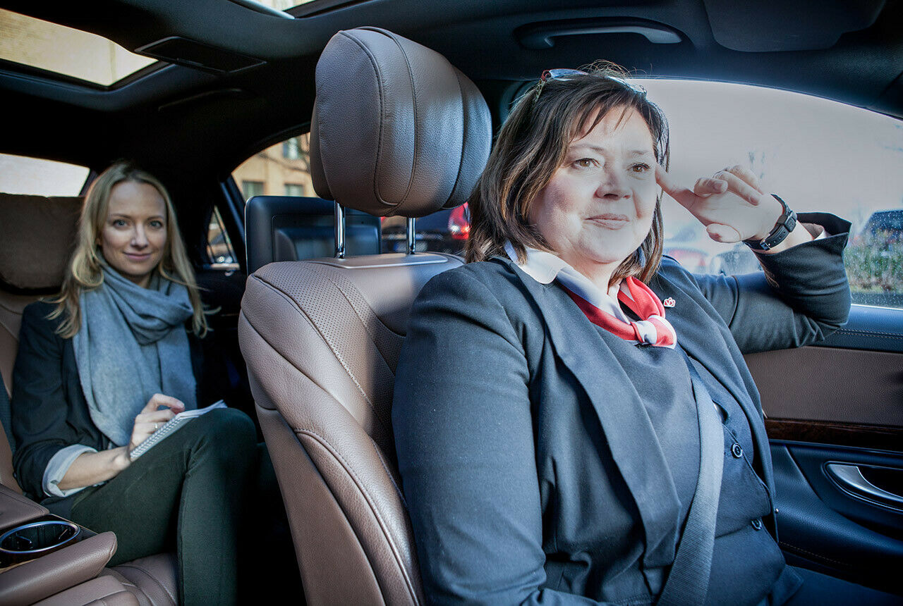 Damen-Duo: Auch mit ihren langen Beinen sitzt unsere Reporterin hinten sehr bequem