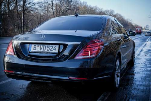 Die S-Klasse mit 258 PS genügt völlig. Denn Eile und Hektik schließen sich bei Chauffeursfahrten aus