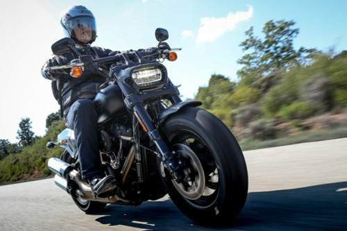 Harleys Fat Bob besitzt für Land und Bergstraßen eine ausreichende Schräglagenfreiheit
