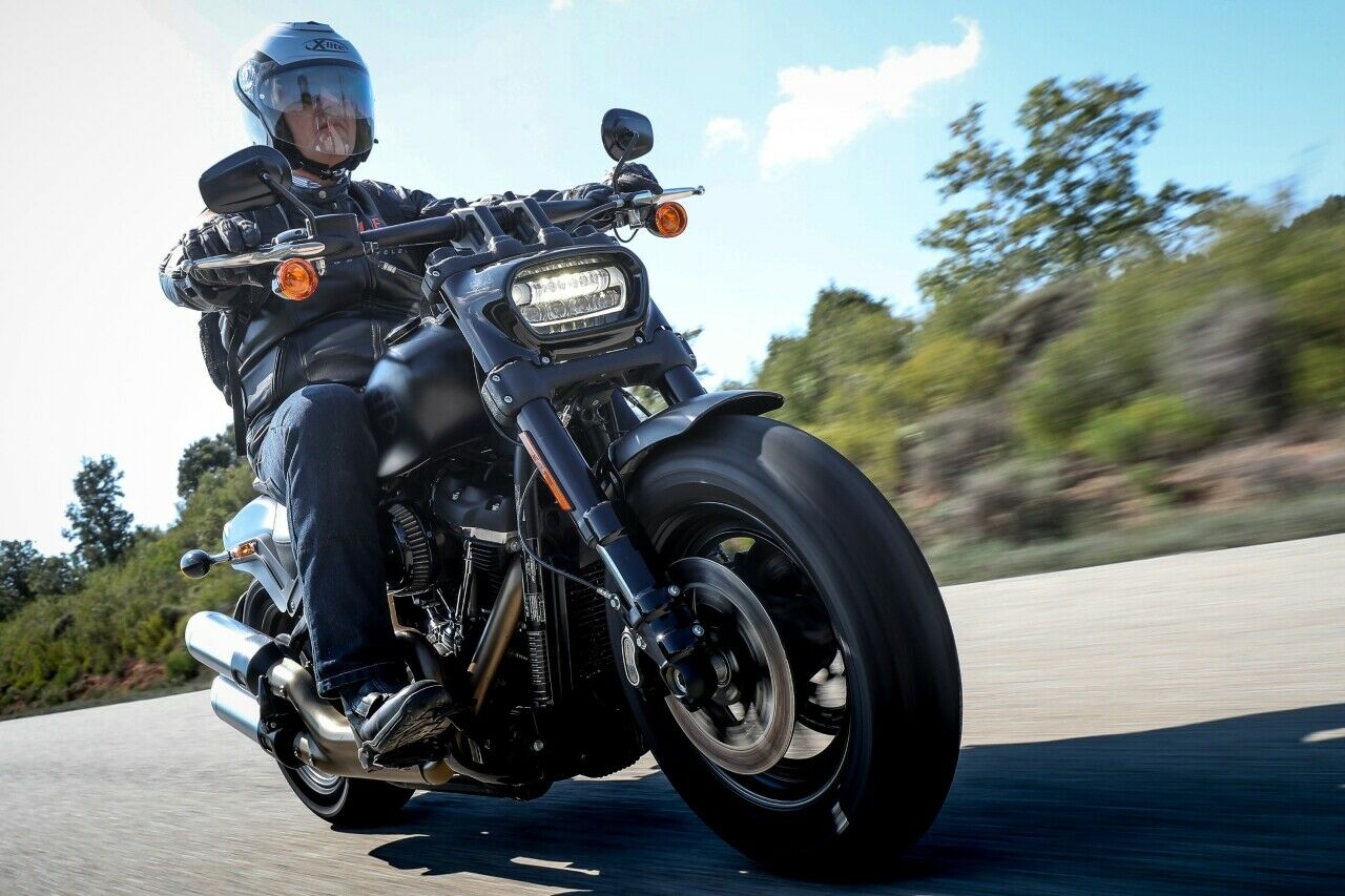 Harleys Fat Bob besitzt für Land und Bergstraßen eine ausreichende Schräglagenfreiheit