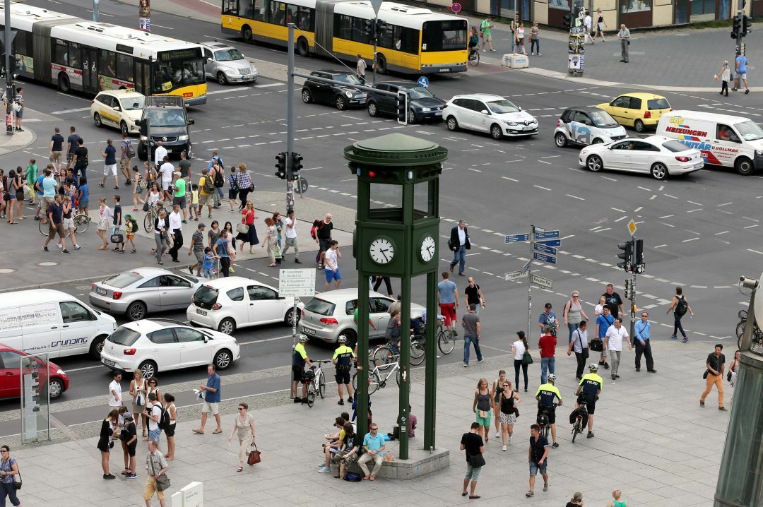 Am Potsdamer Platz in Berlin steht eine historische Verkehrsampel