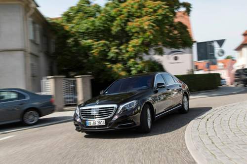 Von außen sieht man diesem Auto nicht an, dass es auch ganz alleine fahren kann
