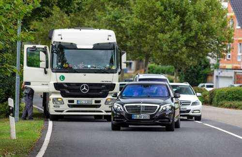 Beim Überholen von Hindernissen (wie diesem LKW) wird vermutlich auch in Zukunft der Fahrer entscheiden müssen. Grund: Die Sensoren können nicht durch den LKW hindurchschauen