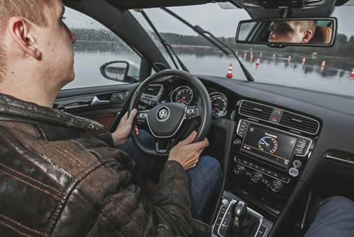Eine Stufe weiter: Ein zweiter Elektromotor hält die Geschwindigkeit, der Verbrenner bleibt aus. VW nennt das MHEV Plus