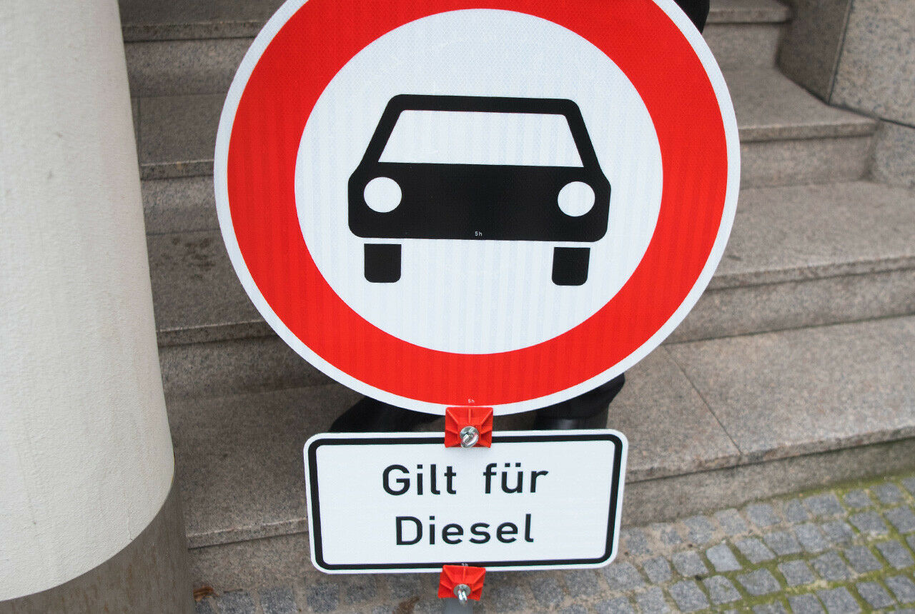 Hier klagt die "Deutsche Umwelthilfe" gegen das Land Baden-Württemberg und den neuen Luftreinhalteplan, der vom 1. Januar 2018 in Stuttgart gelten soll. Nun wird auch der Freistaat Bayern verklagt