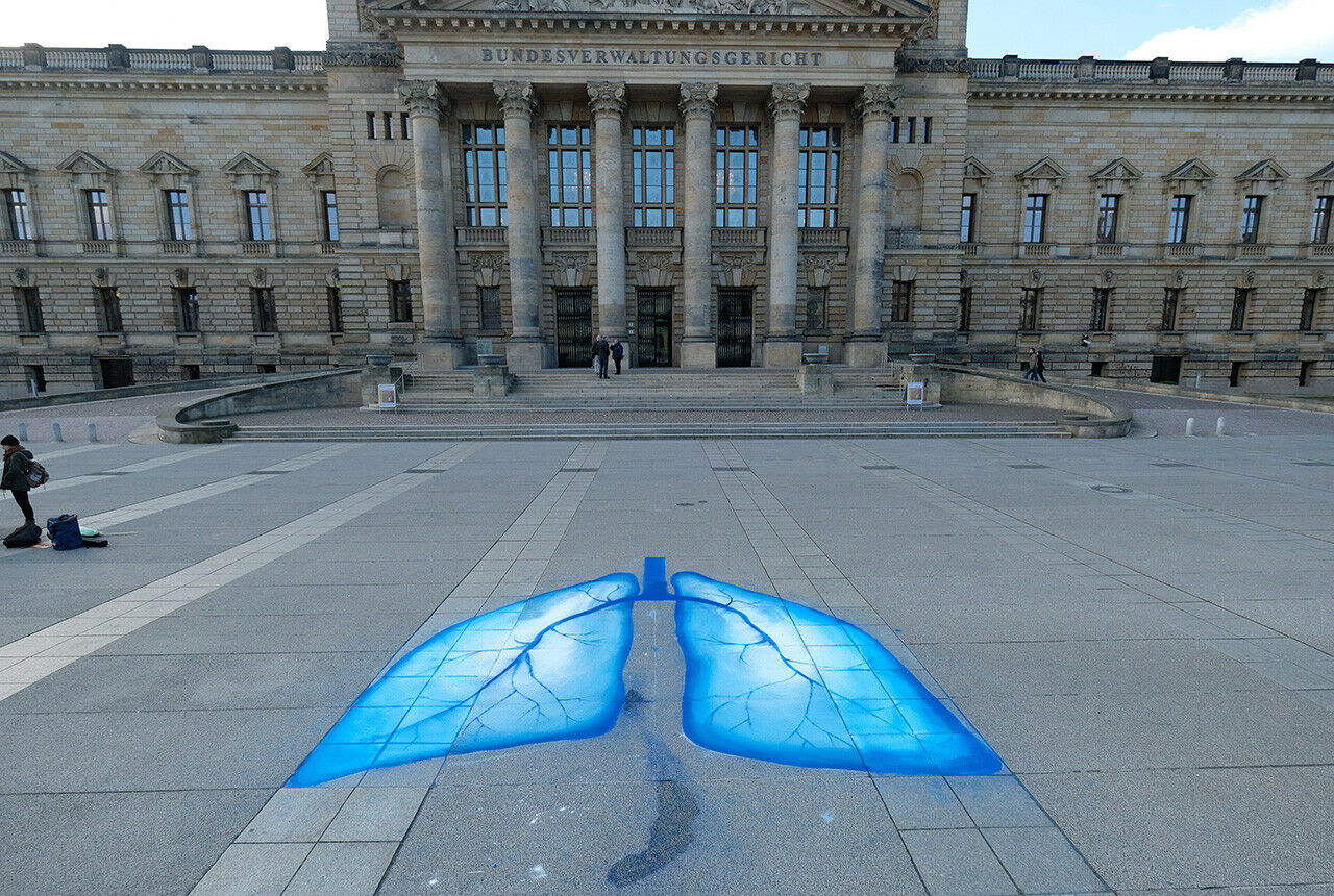 22.02.2018, Sachsen, Leipzig: Umweltaktivisten haben Lungenflügel vor das Bundesverwaltungsgericht gezeichnet