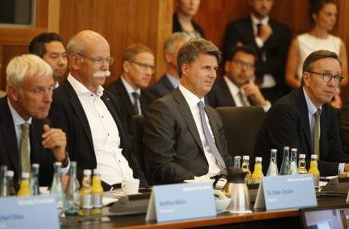 Von links: Matthias Müller (VW), Dieter Zetsche (Daimler), Harald Krüger (BMW), Matthias Wissmann (VDA)