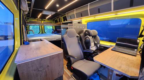 Innenraum mit aufgebautem Bett