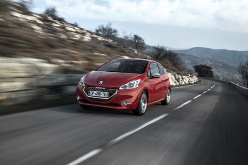 Dezente Modifikationen an Radläufen, Schwellern und Schürzen weisen den Peugeot 208 GTi aus
