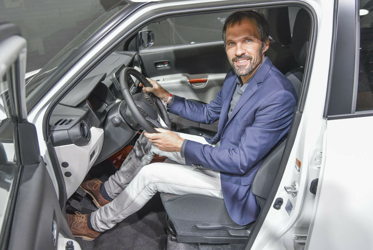 MOTOR-TALK-Redakteur Heiko Dilk bei der Sitzprobe im neuen Suzuki Ignis