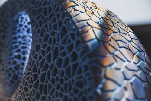 Das Profil des Michelin Vision wird je nach Bedarf vom 3D-Drucker aufgebracht, per Knopfdruck wird aus einem Sommerreifen einer für den Winter