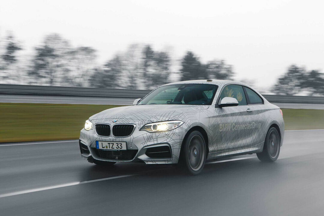 Hände hoch: Der M235i fährt ganz ohne menschliche Hilfe