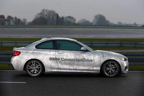 Das Coupé folgt automatisch der Ideallinie, kann Slalom fahren und spontan ausweichen