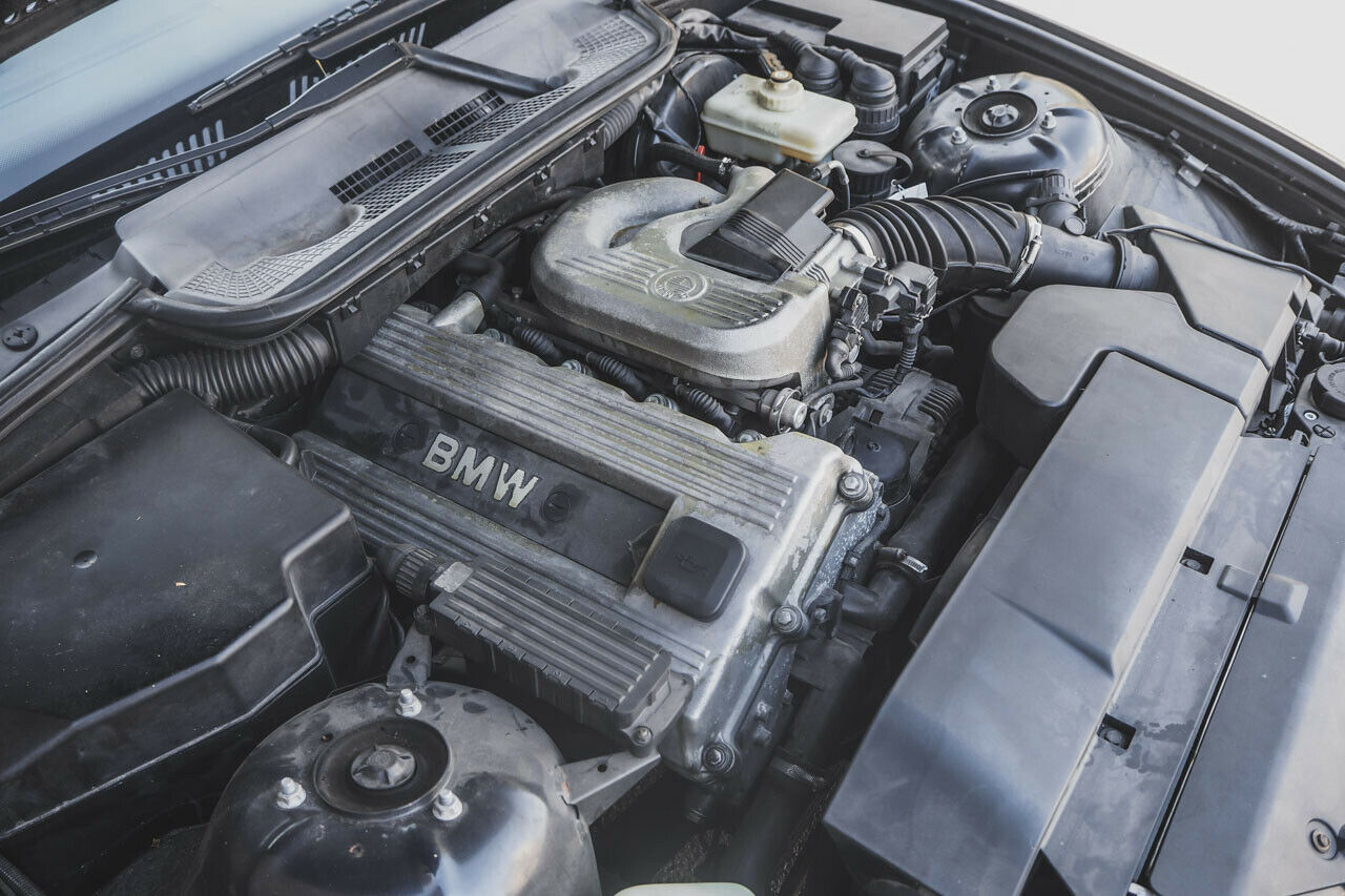 Die 140 PS im 318is sind für den relativ leichten Wagen eigentlich ausreichend. Der schwerere 320i leistet nur 10 PS mehr
