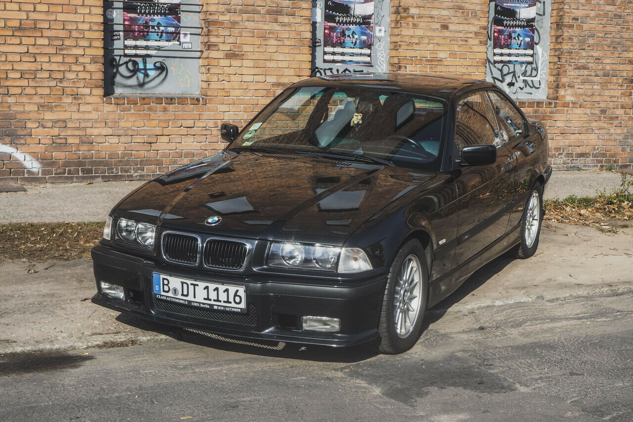 Mit dem M-Paket bekamen 3er Fahrer Tuning ab Werk: Sportfahrwerk, 16-Zoll-Aluräder und weiße Blinker