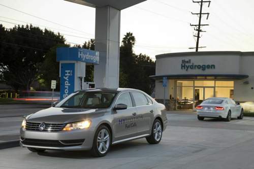 Neben den Audi stellte VW einen Passat: ohne Allrad, mit 115 PS, eine friedliche Familienkutsche. Die Technik ist auch auf den Querbaukasten (Golf, Europa-Passat) skalierbar