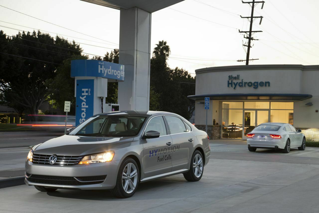 Neben den Audi stellte VW einen Passat: ohne Allrad, mit 115 PS, eine friedliche Familienkutsche. Die Technik ist auch auf den Querbaukasten (Golf, Europa-Passat) skalierbar