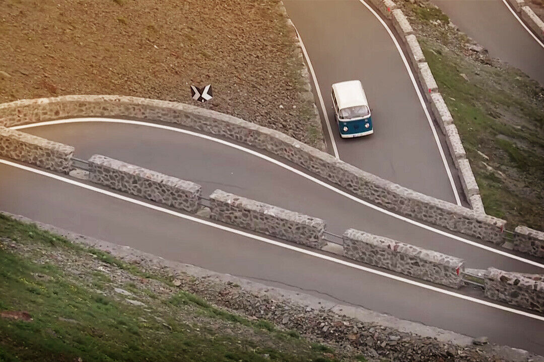 Mittlerweile stecken im Bulli ein stärkerer Motor und ein Viergang-Getriebe