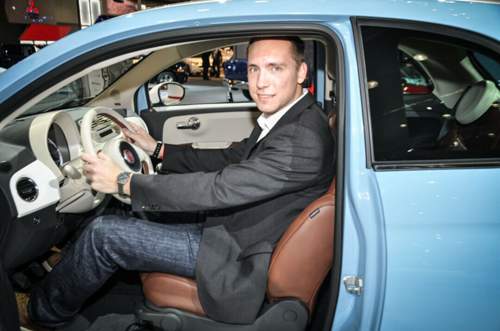 Unser größter Redakteur, Constantin Bergander, war mit Fabian in Los Angeles und hat sich in den Retro-Fiat gesetzt