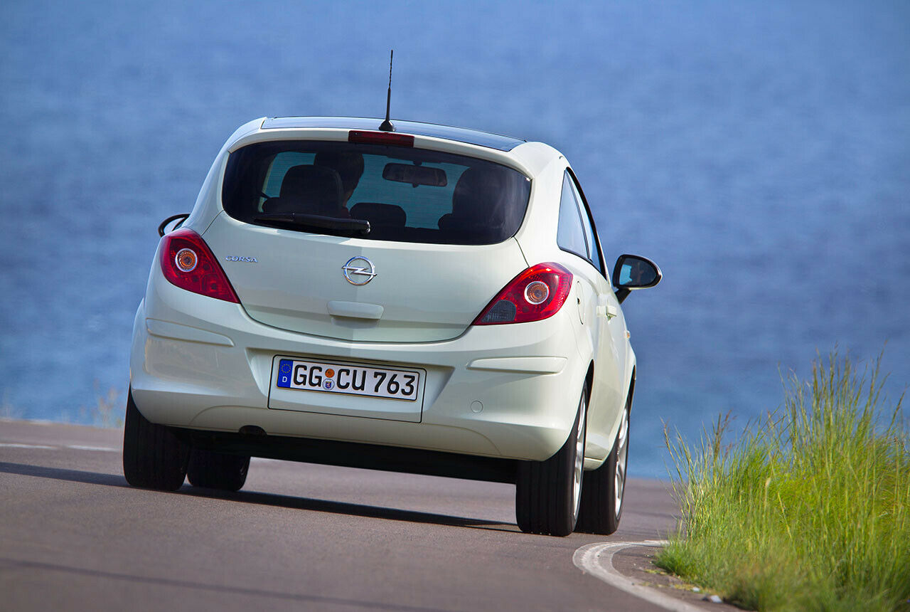 Die Heckklappe des Opel Corsa D fällt relativ klein aus, die Ladekante liegt recht hoch