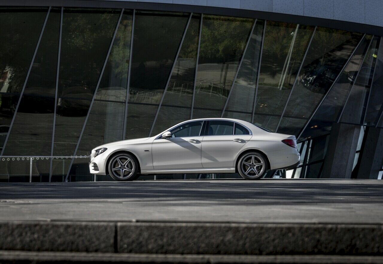 Die Hybridtechnik macht ihn schwer: Der E 300 de bringt 2.060 Kilo auf die Waage