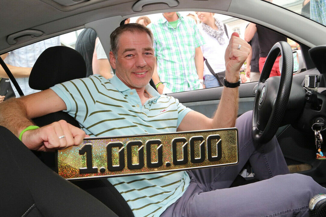 Der Kilometermillionär zeigt stolz, was er und sein Auto geleistet haben