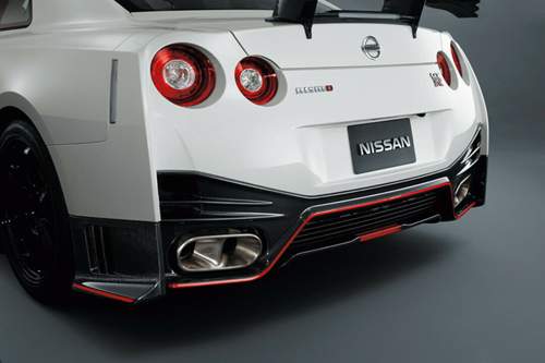 Das Heck des GT-R mit Carbon und brachialer Auspuffanlage