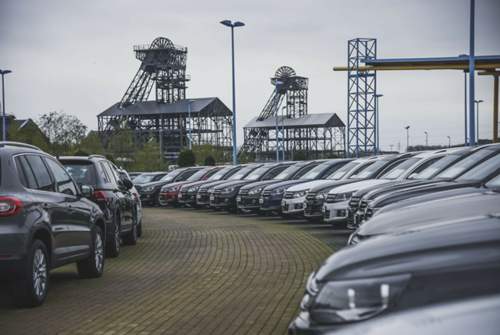 Ähnlich große Autohändler in großen Städten unterhalten meist mehrere Standorte. Potthoff ist dagegen Deutschlands größtes "Einstand-Autohaus"