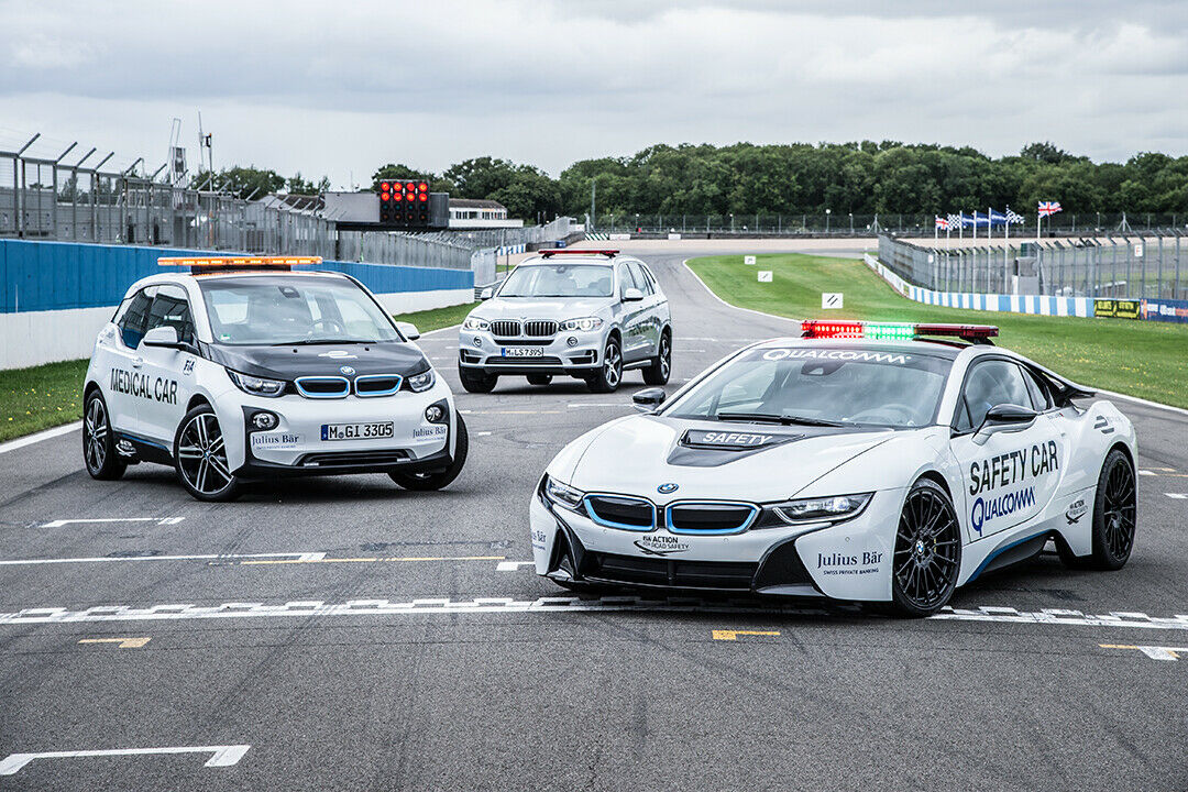 Zusammen mit dem BMW i3 als Medical Car und dem BMW X5 als Service Fahrzeug bildet der BMW i8 die Begleitflotte für die Formel E