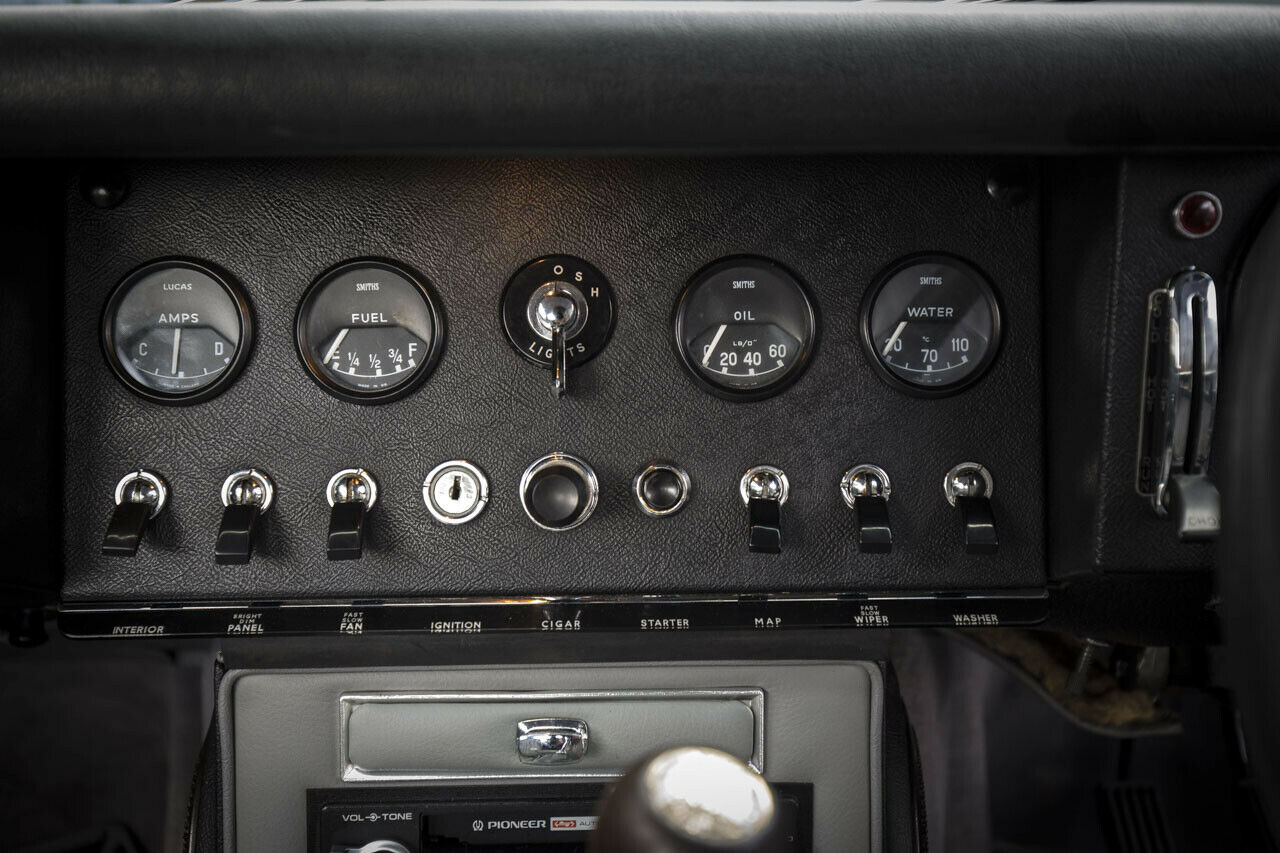 Der Jaguar E-Type hat einen Anzünder für "Cigars", nicht für "Cigarettes" - dennoch gehörte er nie zu den ganz noblen Vertretern im Sportwagen-Segment
