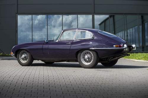 Dieser Jaguar E-Type entstand kurz vor Heiligabend 1966. Mit "stille Nacht" assoziiert ihn heute garantiert niemand - süßer die Reihen-Sechser nie klingen!