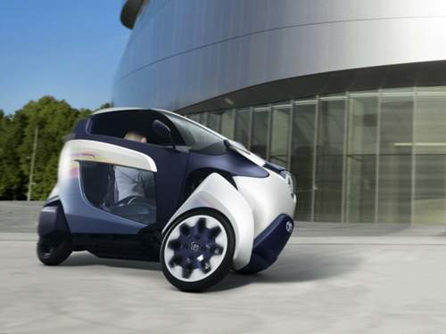 Mit der Kurvenneigetechnik "Active Lean" legt sich der i-Road von allein in die Kurve.