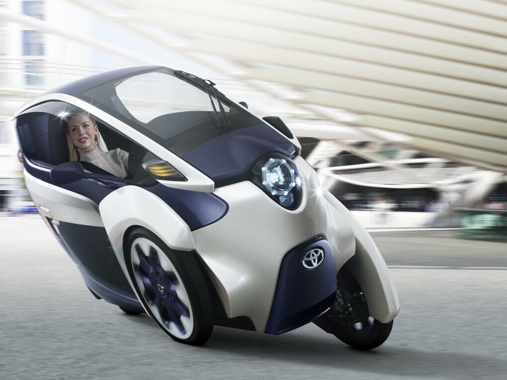 Toyota präsentiert eine Vision urbaner Mobilität. Der i-Road fährt elektrisch und passt in jede Lücke.