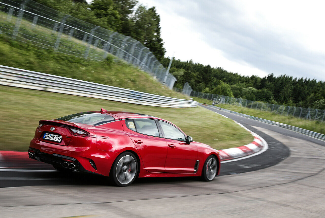 Als GT treibt den Stinger ein 3,3-Liter-V6 mit 370 PS an