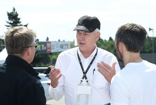 Albert Biermann (Mitte) legt Wert auf die Feststellung, dass der Stinger ein Gran Turismo sein soll. Eine schärfere Version für später schließt er nicht aus