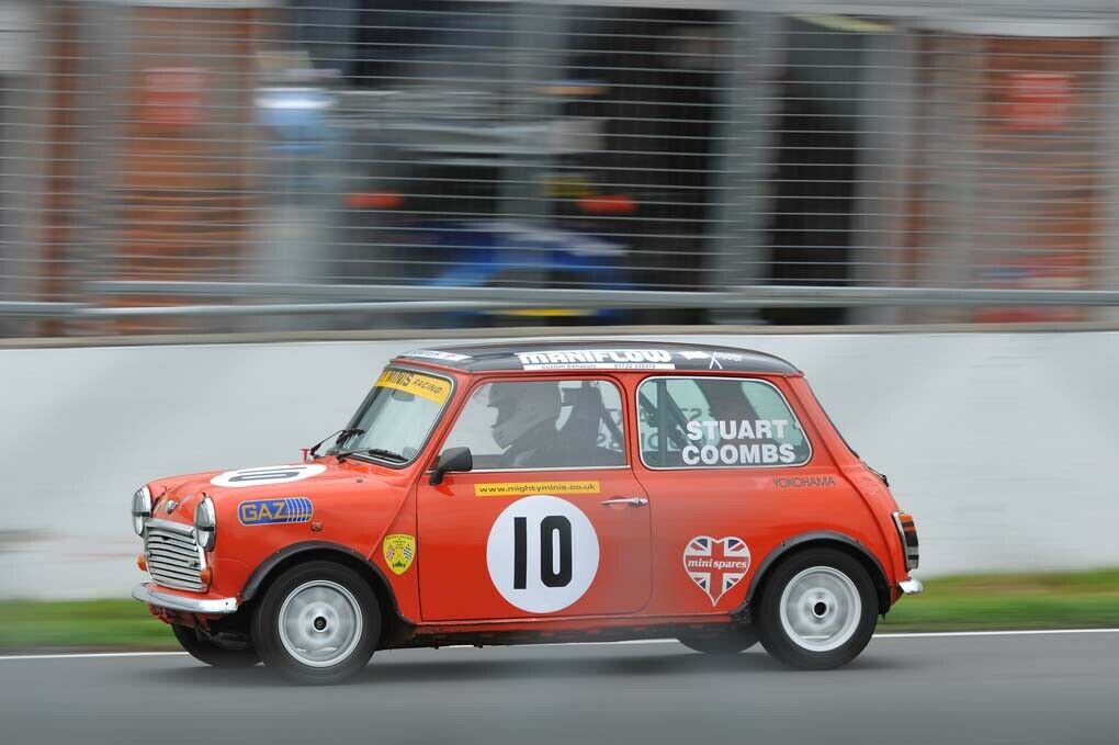 Ein Classic-Mini auf der Rennstrecke