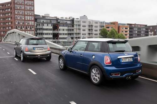 Die 2013er-Version hat auffälligere Rückleuchten und eine Chromspange auf der Heckklappe