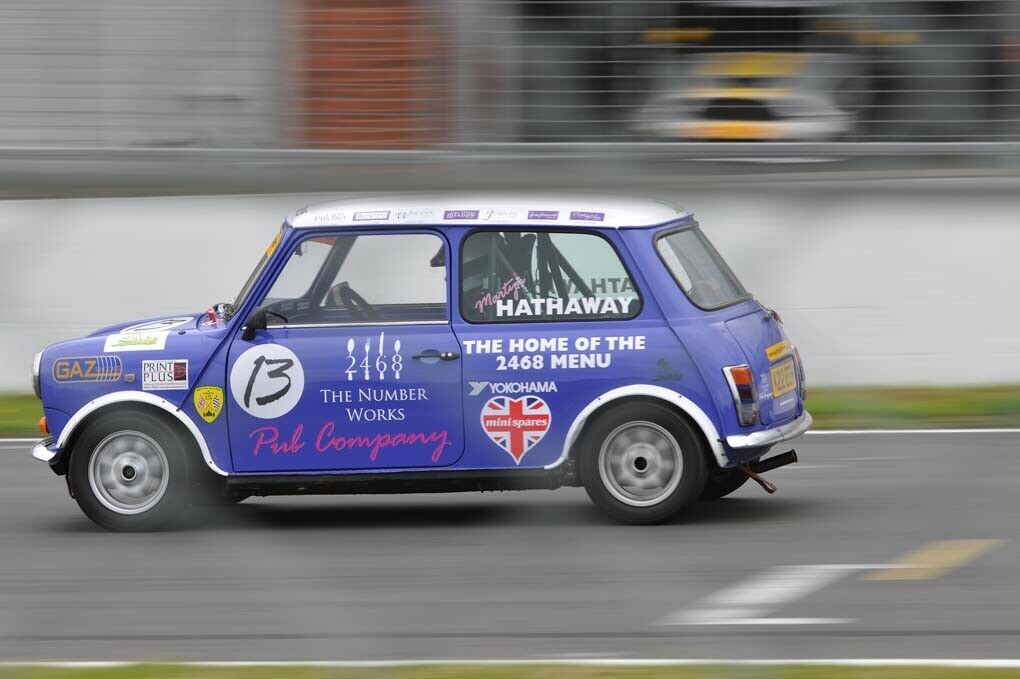 Ein Classic-Mini auf der Rennstrecke