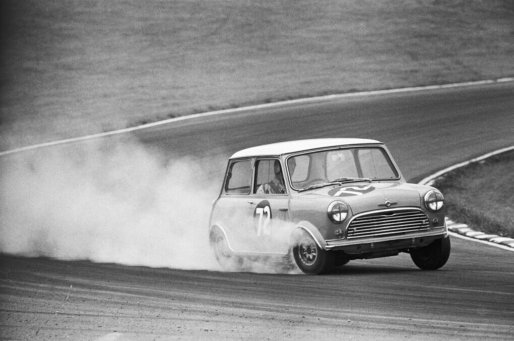 Gordon Spice in einem Morris Mini Cooper S im Jahr 1966 in Brands Hatch