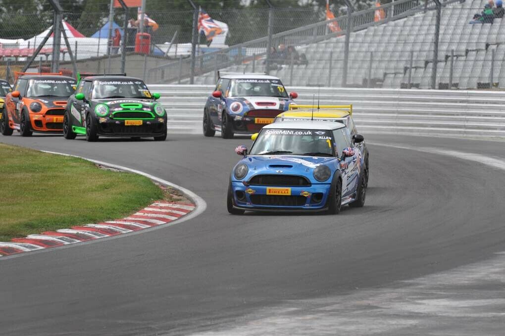 Mini gegen Mini - auf der Rennstrecke Brands Hatch