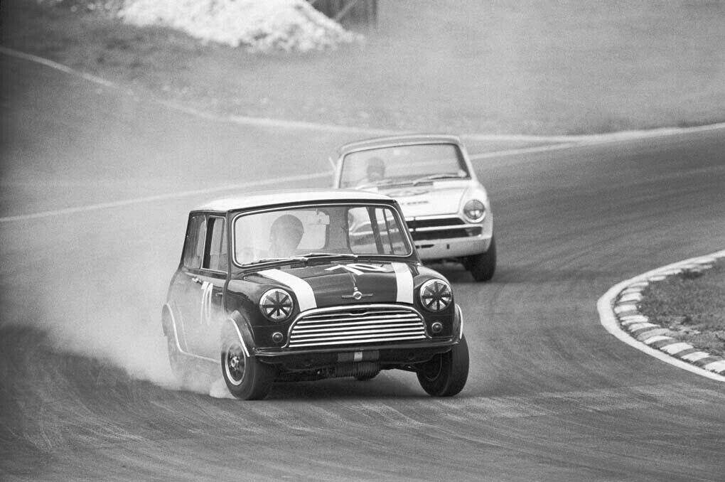 John Rhodes in einem Morris Mini Cooper S von 1966 in Brands Hatch