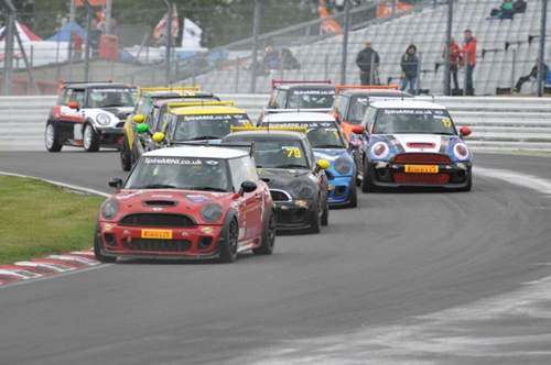 Mini gegen Mini - auf der Rennstrecke Brands Hatch batteln sich die Kleinwagen