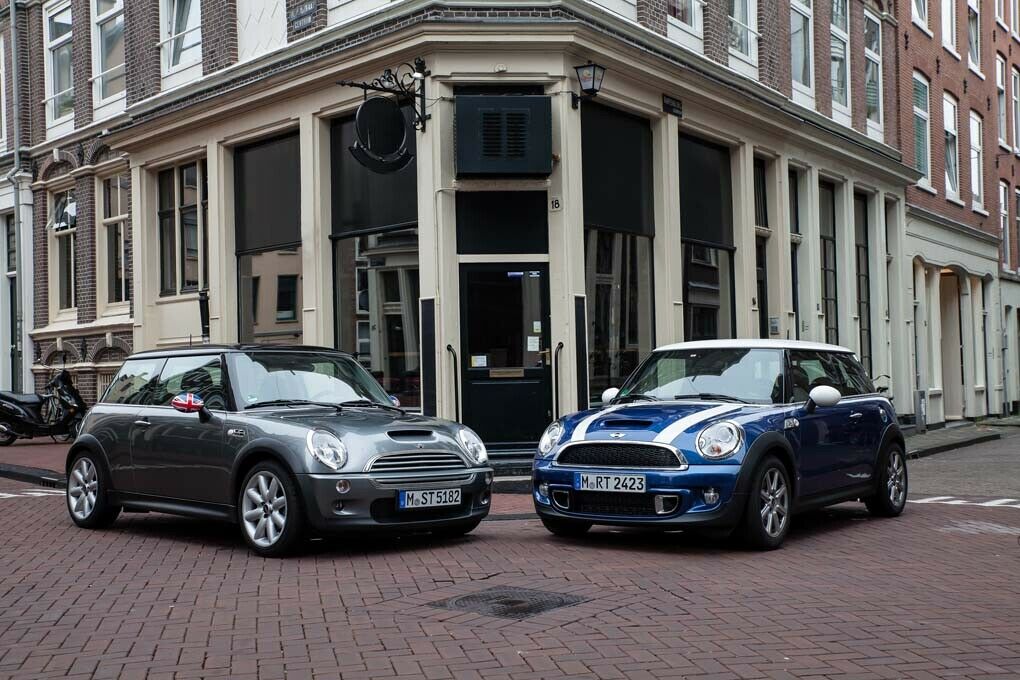 Acht Jahre liegen zwischen dem linken Mini von 2005 und dem neusten Cooper S von 2013