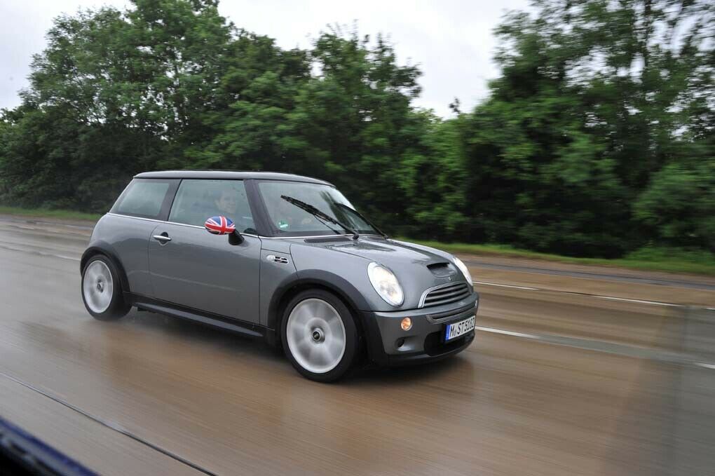 MT-Redakteurin Sabine Stahl am Steuer des 2005er Cooper S