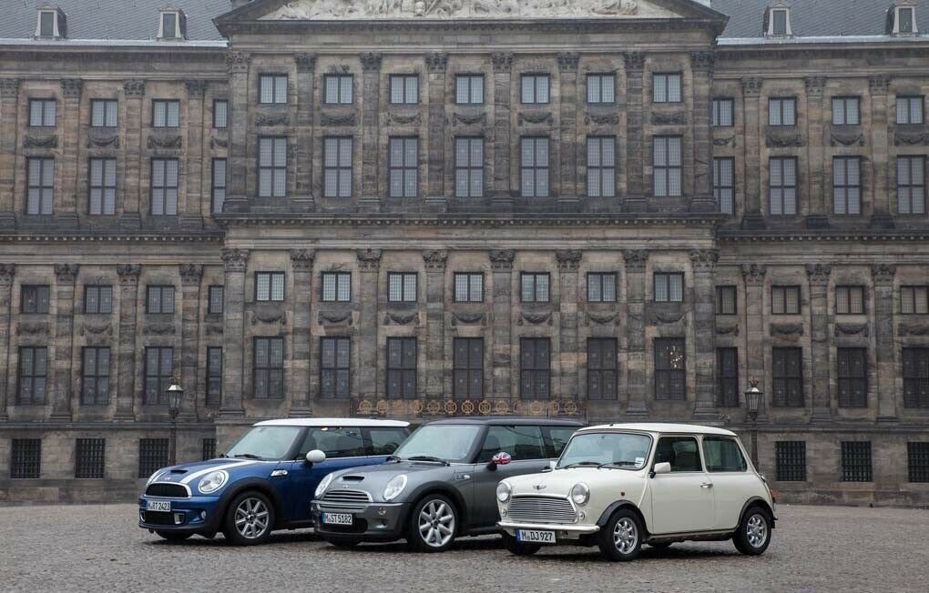 Ein Mini Cooper S aus dem Jahr 2013, von 2005 sowie ein Classic Mini von 2000